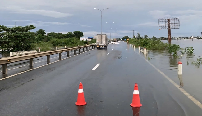 Nhiều tuyến đường qua miền Trung t&aacute;i sạt lở, quốc lộ 1A ngập trở lại- Ảnh 5.