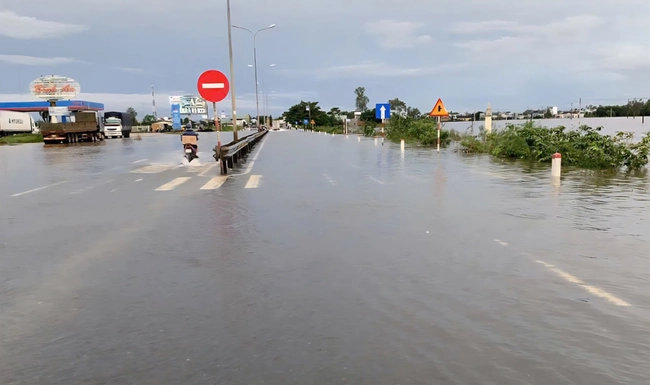 Nhiều tuyến đường qua miền Trung t&aacute;i sạt lở, quốc lộ 1A ngập trở lại- Ảnh 3.