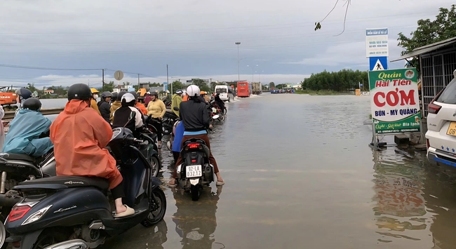 Nhiều tuyến đường qua miền Trung t&aacute;i sạt lở, quốc lộ 1A ngập trở lại- Ảnh 4.
