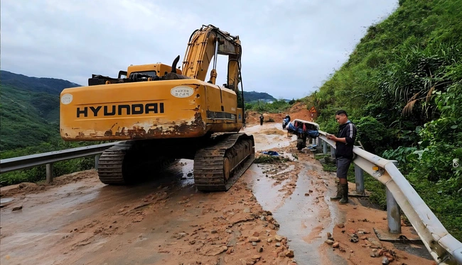 Nhiều tuyến đường qua miền Trung t&aacute;i sạt lở, quốc lộ 1A ngập trở lại- Ảnh 2.
