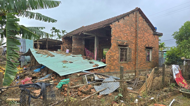 Bộ đội tại Đ&agrave; Nẵng v&agrave;o Đắk Lắk gi&uacute;p d&acirc;n dựng lại nh&agrave; sau lũ- Ảnh 2.