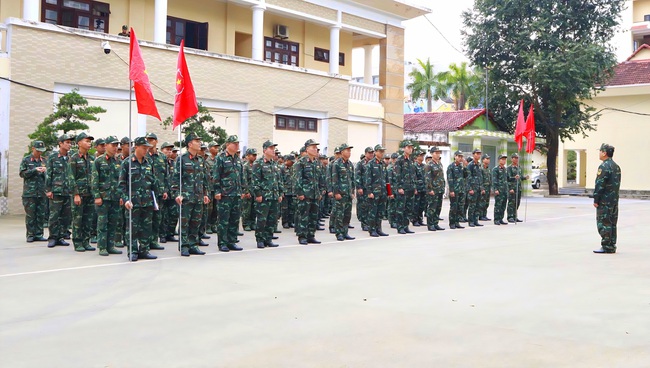 Bộ đội tại Đ&agrave; Nẵng v&agrave;o Đắk Lắk gi&uacute;p d&acirc;n dựng lại nh&agrave; sau lũ- Ảnh 1.