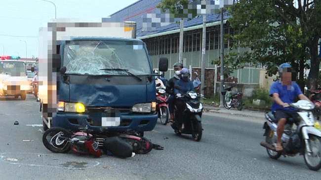 C&agrave; Mau: Xe tải va chạm xe m&aacute;y, 2 người tử vong tại chỗ- Ảnh 1.