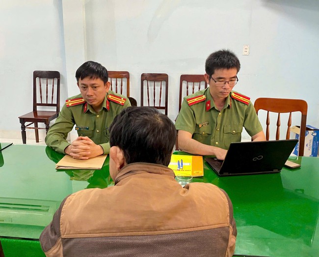 Người đ&agrave;n &ocirc;ng bị phạt 7,5 triệu v&igrave; chia sẻ th&ocirc;ng tin xuy&ecirc;n tạc, x&uacute;c phạm l&atilde;nh đạo Đảng
- Ảnh 1.