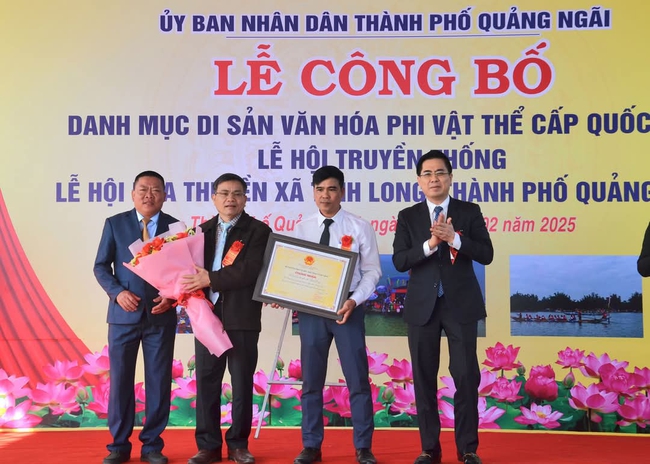 Lễ hội đua thuyền tr&ecirc;n s&ocirc;ng Tr&agrave; Kh&uacute;c trở th&agrave;nh di sản văn h&oacute;a phi vật thể quốc gia- Ảnh 1.