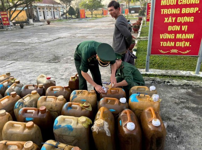 Tạm giữ 1.000 l&iacute;t dầu D.O kh&ocirc;ng c&oacute; h&oacute;a đơn ở cảng Dung Quất- Ảnh 1.