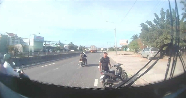 T&agrave;i xế xe bu&yacute;t bị chặn đ&aacute;nh, n&eacute;m đ&aacute; vỡ k&iacute;nh xe- Ảnh 1.