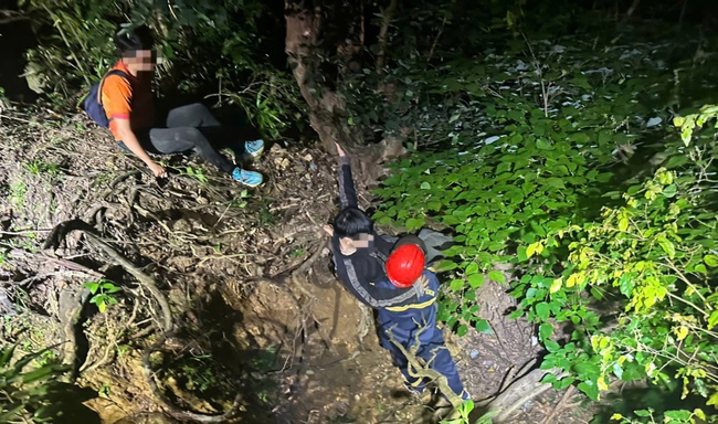 Nghẹt thở giải cứu hai du kh&aacute;ch ng&atilde; xuống vực s&acirc;u khu b&aacute;n đảo Sơn Tr&agrave;- Ảnh 1.