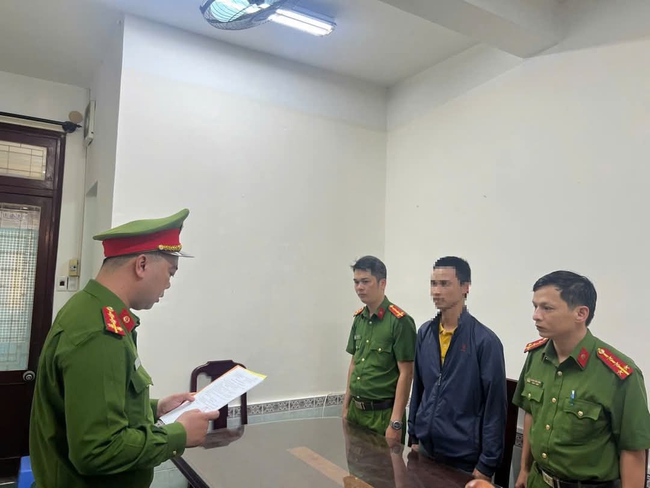 Bắt giữ người đ&agrave;n &ocirc;ng lừa đảo chiếm đoạt h&agrave;ng trăm triệu đồng của họ h&agrave;ng- Ảnh 1.