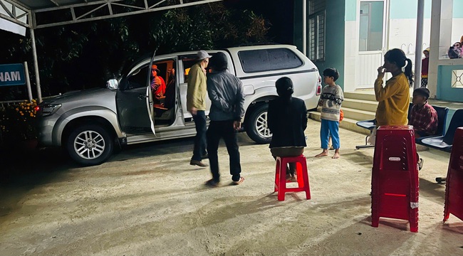 Thầy hiệu trưởng v&ugrave;ng cao l&aacute;i xe xuy&ecirc;n đ&ecirc;m đưa 4 trẻ về th&agrave;nh phố cấp cứu- Ảnh 1.