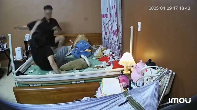 Phẫn nộ clip người phụ nữ bị ra đ&ograve;n tới tấp tr&ecirc;n giường ngủ: Một DJ bị gọi t&ecirc;n- Ảnh 1.