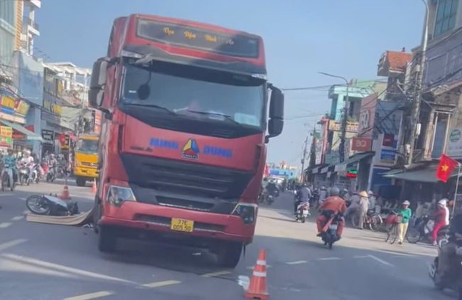 Va chạm xe đầu k&eacute;o tr&ecirc;n QL1 qua Quảng Ng&atilde;i, người phụ nữ đi xe m&aacute;y tử vong- Ảnh 1.
