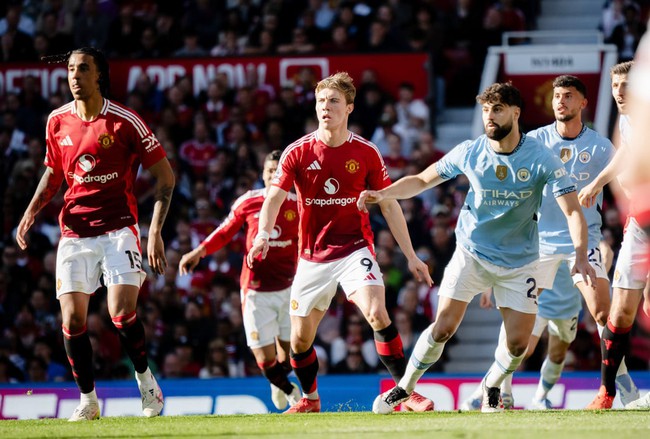 Ngoại hạng Anh: Man City bị MU &ldquo;cưa&rdquo; điểm, Liverpool thua sốc Fulham.- Ảnh 1.