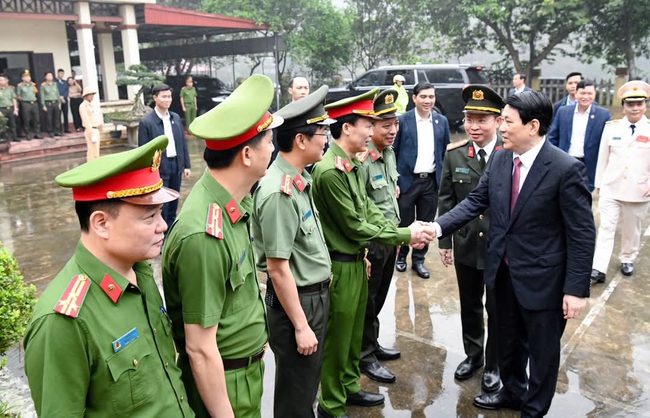 Chủ tịch nước Lương Cường động vi&ecirc;n lực lượng c&ocirc;ng an l&agrave;m nhiệm vụ tại Đền H&ugrave;ng- Ảnh 1.