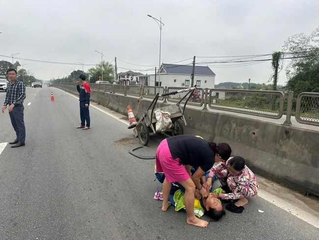 Lau mắt phản quang tr&ecirc;n QL1, nữ c&ocirc;ng nh&acirc;n bị &ocirc; t&ocirc; t&ocirc;ng trọng thương- Ảnh 1.