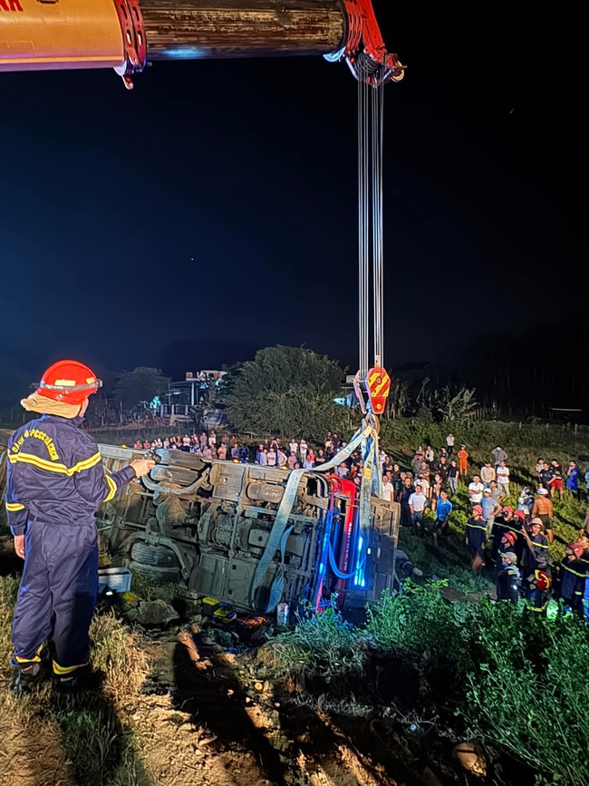 Khẩn trương điều tra vụ lật xe kh&aacute;ch khiến một người tử vong ở B&igrave;nh Định- Ảnh 7.