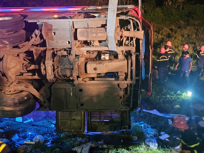 Khẩn trương điều tra vụ lật xe kh&aacute;ch khiến một người tử vong ở B&igrave;nh Định- Ảnh 2.