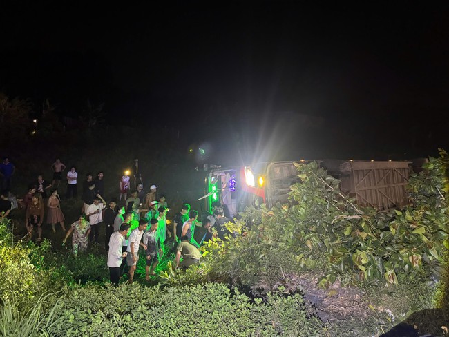 Khẩn trương điều tra vụ lật xe kh&aacute;ch khiến một người tử vong ở B&igrave;nh Định- Ảnh 3.