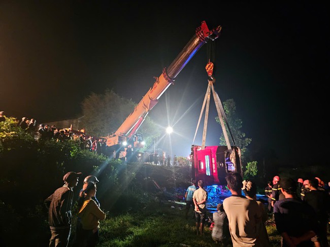 Khẩn trương điều tra vụ lật xe kh&aacute;ch khiến một người tử vong ở B&igrave;nh Định- Ảnh 6.