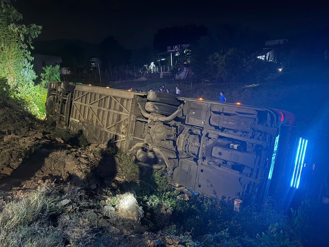 Khẩn trương điều tra vụ lật xe kh&aacute;ch khiến một người tử vong ở B&igrave;nh Định- Ảnh 1.