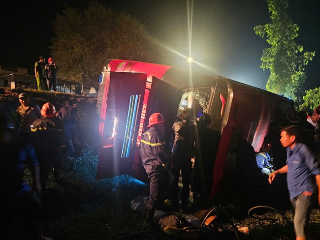 Khẩn trương điều tra vụ lật xe kh&aacute;ch khiến một người tử vong ở B&igrave;nh Định- Ảnh 4.