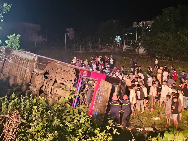 Khẩn trương điều tra vụ lật xe kh&aacute;ch khiến một người tử vong ở B&igrave;nh Định- Ảnh 5.