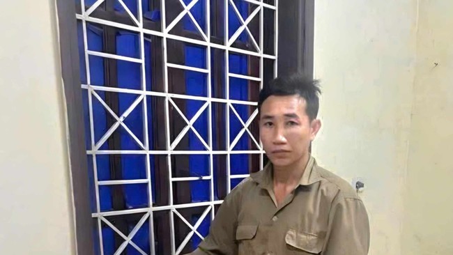 Bắt khẩn cấp đối tượng h&agrave;nh hung nữ gi&aacute;o vi&ecirc;n giữa s&acirc;n trường ở Nghệ An- Ảnh 1.