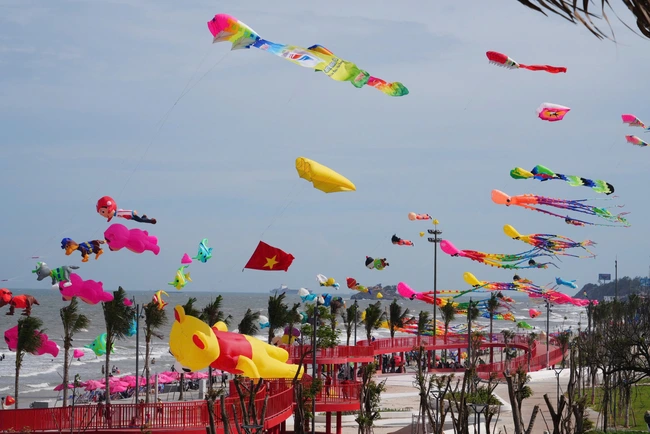 Rực rỡ lễ hội 1/5 ở Vũng Tàu với hàng trăm cánh diều đủ màu sắc và thuyền buồm- Ảnh 1.