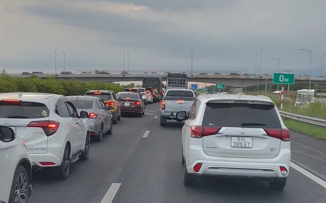 C&aacute;c tuyến cao tốc v&agrave; quốc lộ qua Đồng Nai &ugrave;n tắc k&eacute;o d&agrave;i, phương tiện &ugrave;n &ugrave;n trở lại TP.HCM- Ảnh 5.