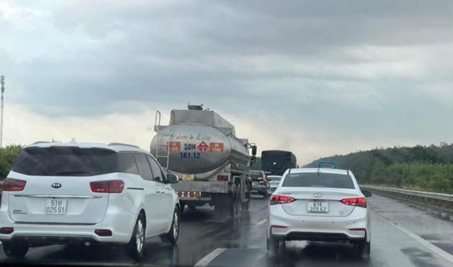 C&aacute;c tuyến cao tốc v&agrave; quốc lộ qua Đồng Nai &ugrave;n tắc k&eacute;o d&agrave;i, phương tiện &ugrave;n &ugrave;n trở lại TP.HCM- Ảnh 2.