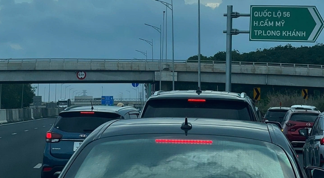 C&aacute;c tuyến cao tốc v&agrave; quốc lộ qua Đồng Nai &ugrave;n tắc k&eacute;o d&agrave;i, phương tiện &ugrave;n &ugrave;n trở lại TP.HCM- Ảnh 3.