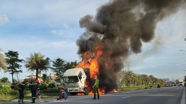 Xe đầu k&eacute;o ch&aacute;y ng&ugrave;n ngụt khi lưu th&ocirc;ng tr&ecirc;n QL1 qua Quảng Ng&atilde;i- Ảnh 1.