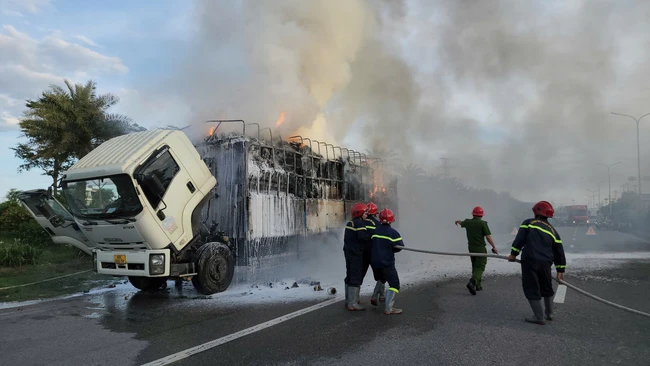 Xe đầu k&eacute;o ch&aacute;y ng&ugrave;n ngụt khi lưu th&ocirc;ng tr&ecirc;n QL1 qua Quảng Ng&atilde;i- Ảnh 2.