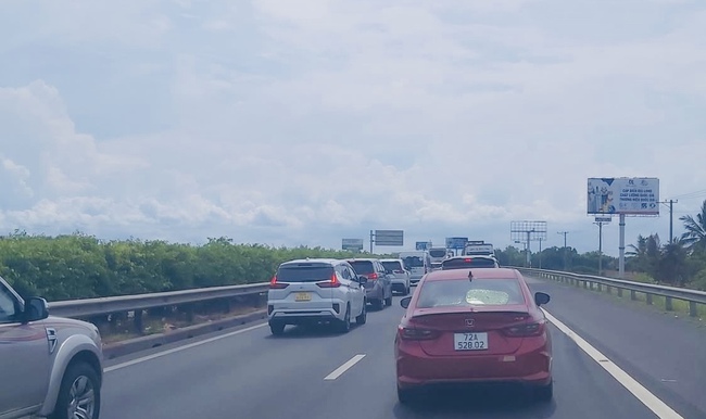 C&aacute;c tuyến cao tốc v&agrave; quốc lộ qua Đồng Nai &ugrave;n tắc k&eacute;o d&agrave;i, phương tiện &ugrave;n &ugrave;n trở lại TP.HCM- Ảnh 6.