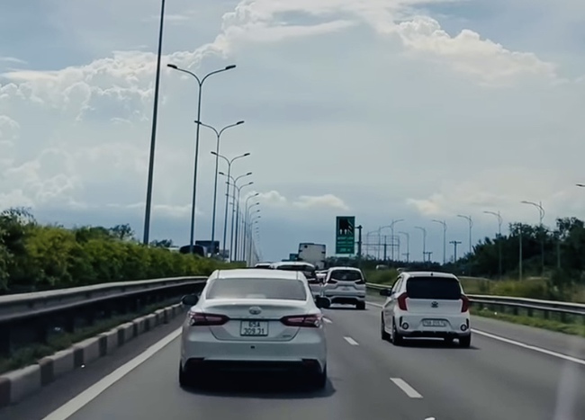 C&aacute;c tuyến cao tốc v&agrave; quốc lộ qua Đồng Nai &ugrave;n tắc k&eacute;o d&agrave;i, phương tiện &ugrave;n &ugrave;n trở lại TP.HCM- Ảnh 4.