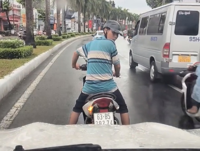 Người đi xe m&aacute;y chặn đầu, ph&aacute; hoại &ocirc; t&ocirc; tr&ecirc;n đường phố Cần Thơ - Ảnh 2.