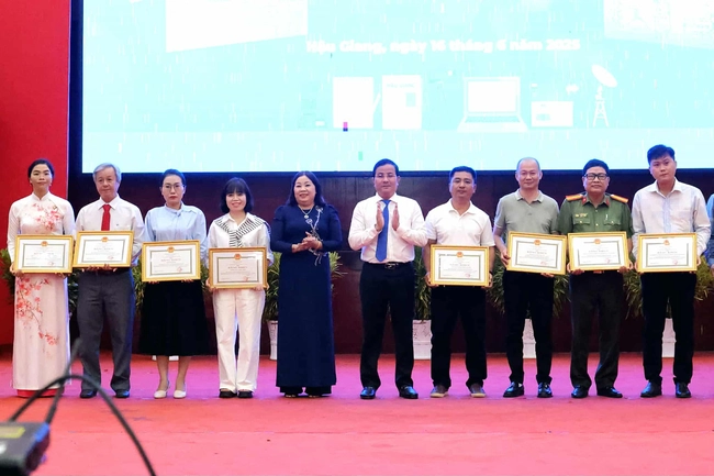 B&aacute;o X&acirc;y dựng nhận bằng khen của Chủ tịch UBND tỉnh Hậu Giang- Ảnh 2.