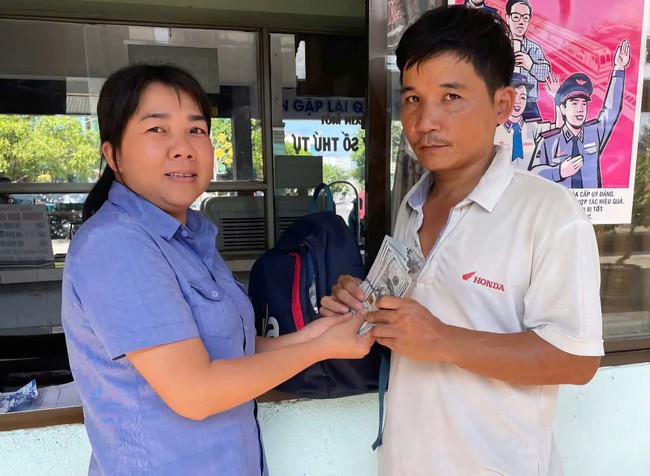 Nh&acirc;n vi&ecirc;n đường sắt trả lại ba l&ocirc; c&ugrave;ng hơn 2.000 USD h&agrave;nh kh&aacute;ch bỏ qu&ecirc;n - Ảnh 1.