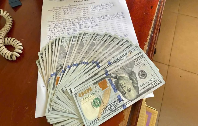 Nh&acirc;n vi&ecirc;n đường sắt trả lại ba l&ocirc; c&ugrave;ng hơn 2.000 USD h&agrave;nh kh&aacute;ch bỏ qu&ecirc;n - Ảnh 2.