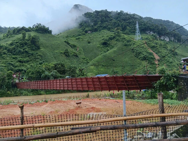Đứt c&aacute;p cầu treo, &ocirc; t&ocirc; chở 3 người rơi xuống s&ocirc;ng ở Điện Bi&ecirc;n- Ảnh 1.