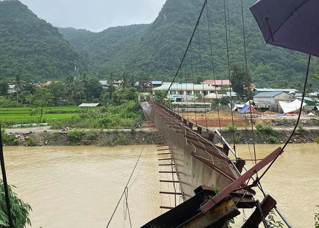 Đứt c&aacute;p cầu treo, &ocirc; t&ocirc; chở 3 người rơi xuống s&ocirc;ng ở Điện Bi&ecirc;n- Ảnh 2.