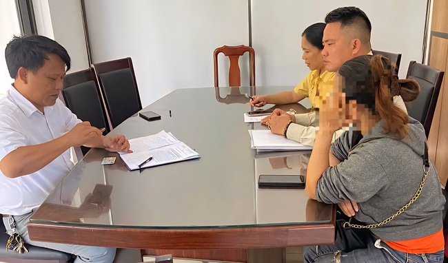 Phạt h&agrave;nh ch&iacute;nh chủ quầy xi&ecirc;n nướng ở Đ&agrave; Nẵng chặt ch&eacute;m du kh&aacute;ch L&agrave;o- Ảnh 1.