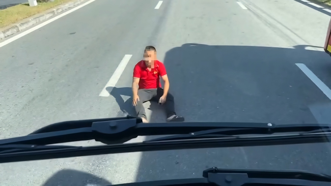 Người đ&agrave;n &ocirc;ng ngang nhi&ecirc;n ngồi giữa QL1A Đ&agrave; Nẵng chặn đường xe kh&aacute;ch- Ảnh 1.