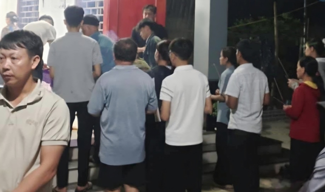 Gia cố m&aacute;i nh&agrave; tr&aacute;nh b&atilde;o, người đ&agrave;n &ocirc;ng Nghệ An bị điện giật tử vong thương t&acirc;m- Ảnh 1.