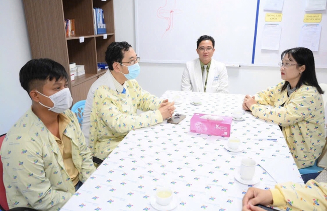 Hai chị em bị bỏng nặng do cha ph&oacute;ng hỏa: Đang được t&iacute;ch cực cứu chữa tại TP.HCM - Ảnh 1.