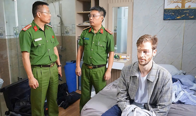 Khen thưởng lực lượng bắt nhanh kẻ cướp tiệm kim ho&agrave;n ở Đ&agrave; Nẵng- Ảnh 2.