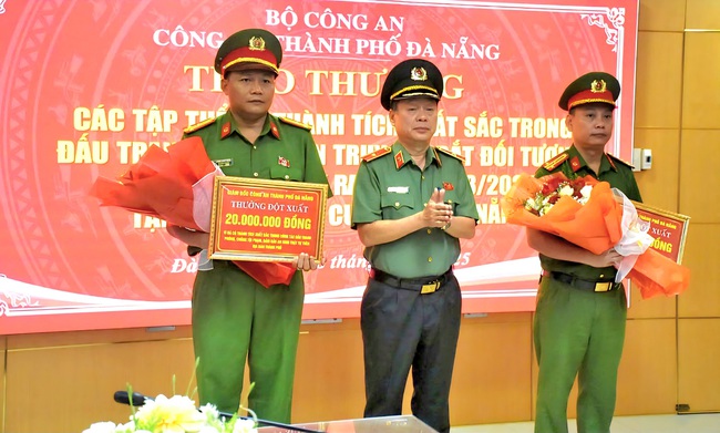 Khen thưởng lực lượng bắt nhanh kẻ cướp tiệm kim ho&agrave;n ở Đ&agrave; Nẵng- Ảnh 1.
