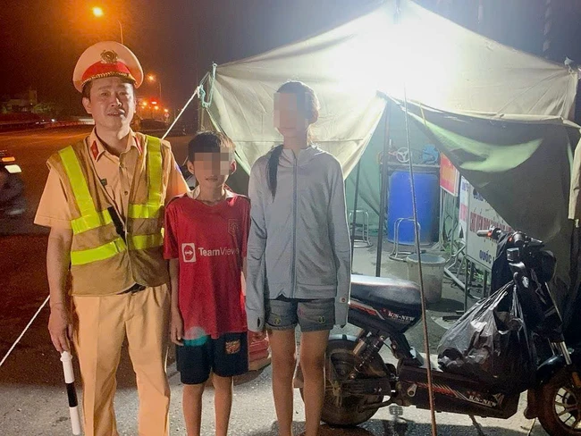 Hai chị em đi xe đạp điện từ Thanh H&oacute;a ra H&agrave; Nội xem diễu binh được CSGT gi&uacute;p đỡ- Ảnh 1.