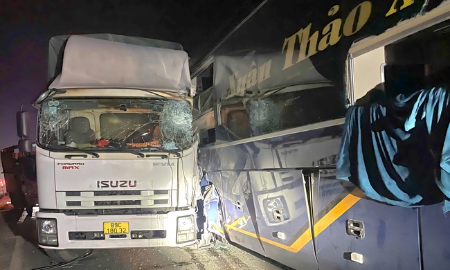 Tai nạn li&ecirc;n ho&agrave;n tr&ecirc;n cao tốc La Sơn - H&ograve;a Li&ecirc;n, ph&aacute; k&iacute;nh cứu 11 người mắc kẹt trong xe- Ảnh 1.