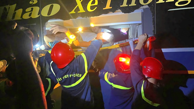 Tai nạn li&ecirc;n ho&agrave;n tr&ecirc;n cao tốc La Sơn - H&ograve;a Li&ecirc;n, ph&aacute; k&iacute;nh cứu 11 người mắc kẹt trong xe- Ảnh 2.